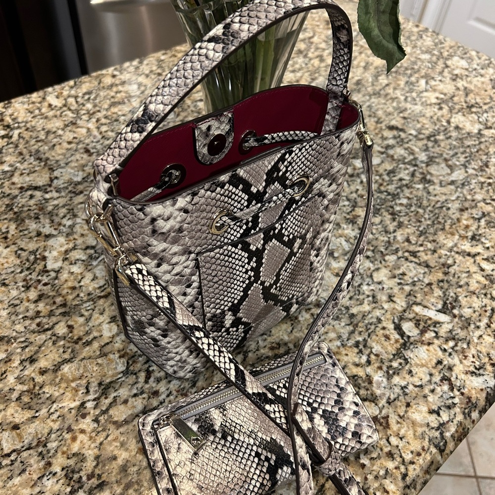 Kate Spade Bucket Bag with Snakeskin Pattern with Matching Wallet - Picture 7 of 7